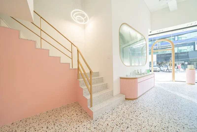 테라조와 골드가 어우러진 페미닌 뷰티샵 인테리어